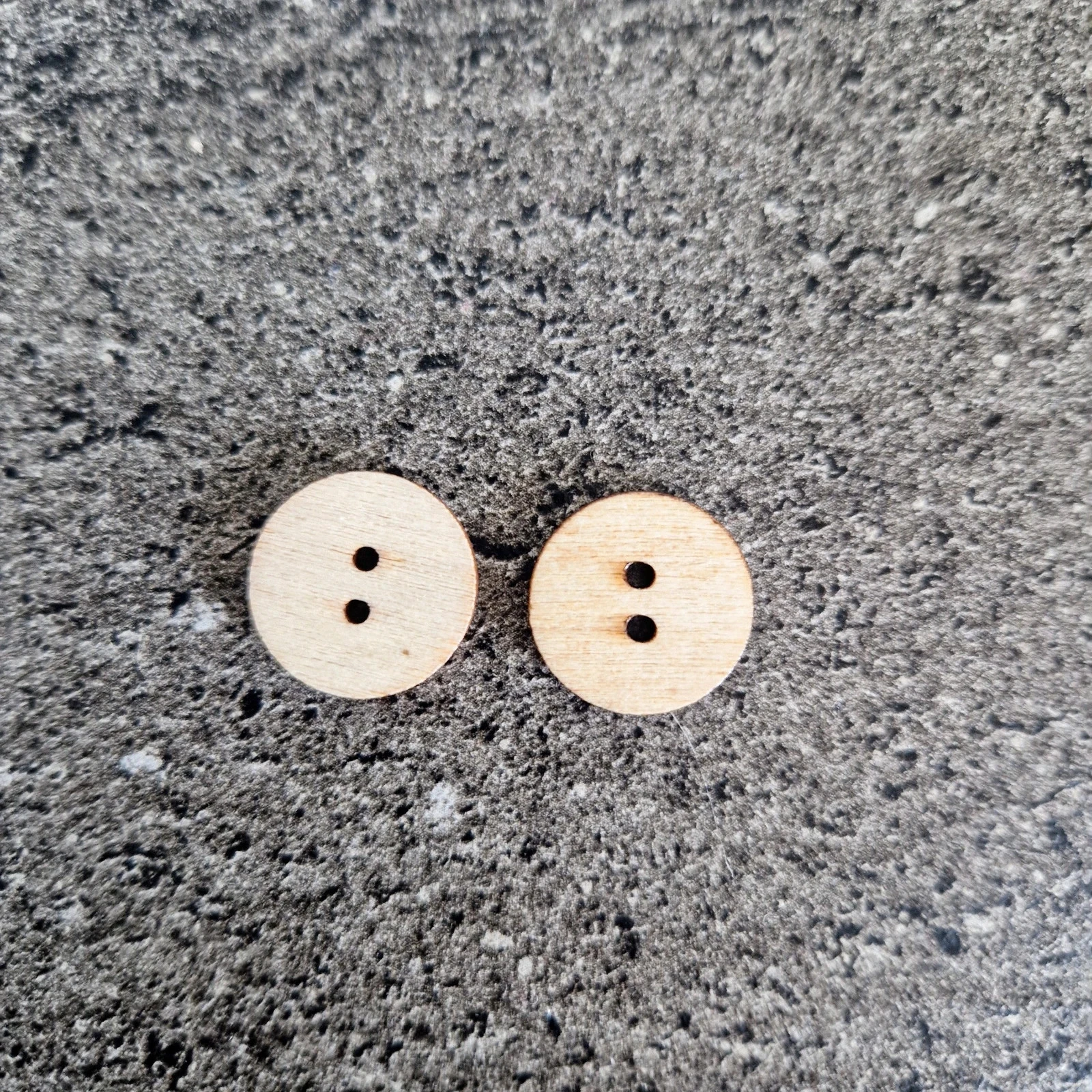 Lot of 2 vintage wooden buttons – photo 2
